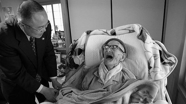 Jiroemon Kimura i burmistrz Kyotango Yasushi Nakayama