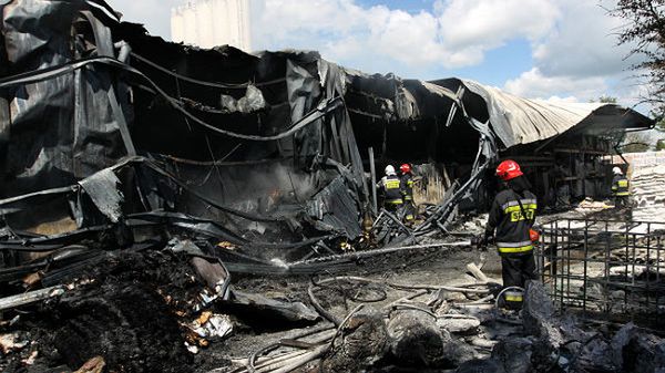 Strażacy dogaszają i przeszukują pogorzelisko na terenie fabryki klejów i zapraw ceramicznych w Częstochowie