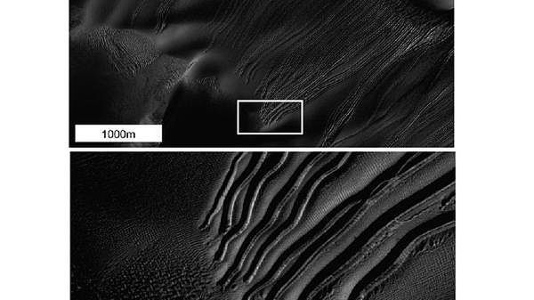 Liniowe wyżłobienia w kraterze Russella na Marsie. Zdjęcie wykonała sonda Mars Reconnaissance Orbiter