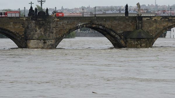 Fala kulminacyjna przechodzi przez Pragę