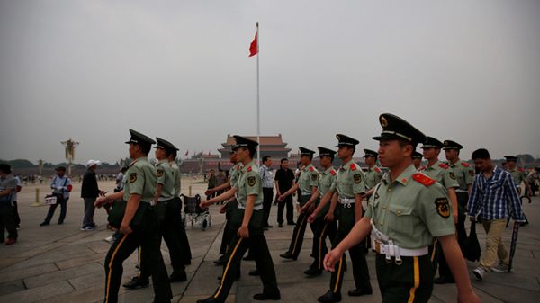 Oficerowie sił bezpieczeństwa na placu Tiananmen