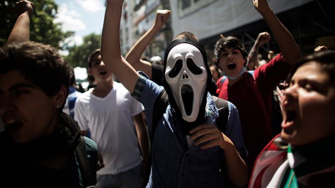 Demonstranci przed kancelarią premiera w Ankarze