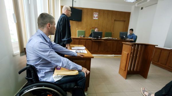 Starszy plutonowy rezerwy Mariusz Saczek i jego pełnomocnik w sali sądowej