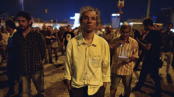 Erdem Gunduz przez osiem godzin bez ruchu stał na placu Taksim