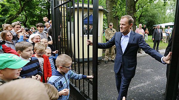 Donald Tusk otwiera bramę do ogrodu KPRM, inaugurując piknik w kancelarii premiera