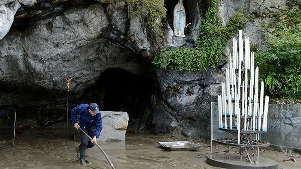 W październiku 2012 roku silny przybór wód rzeki Gave de Pau spowodował w Lourdes poważne szkody w sanktuarium