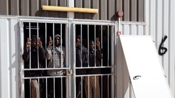 Imigranci w centrum zatrzymań pod Trypolisem, luty 2012 r.