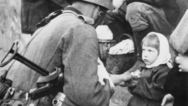 Niemiecka propaganda: żołnierze Wehrmachtu witani na wschodzie jako wyzwoliciele, 1941 rok