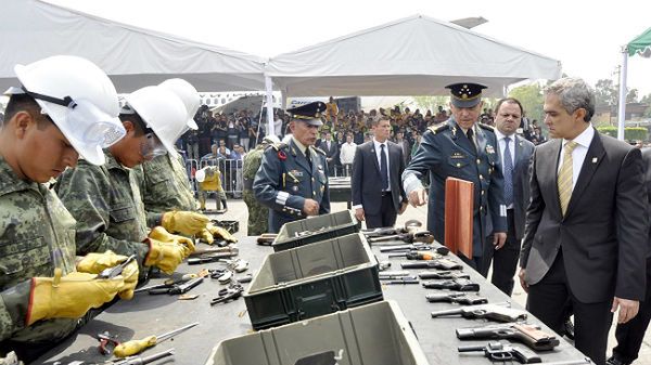 Minister obrony Salvador Cienfuegos oraz burmistrz Meksyku Miguel Angel Mancera podczas zbiórki broni