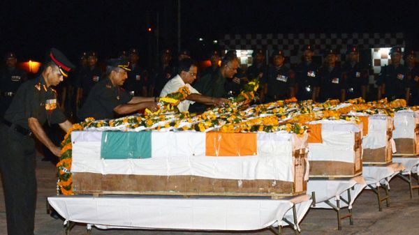 Oficerowie indyjskiej armii żegnają zabitych w Kaszmirze żołnierzy