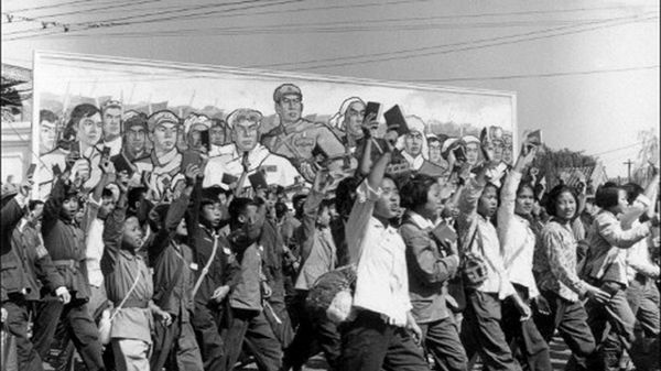 Uczniowie maszerują z egzemplarzami "Czerwonej książeczki" z cytatami Mao Zedonga