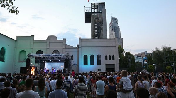 Publiczność podczas widowiska muzycznego "Zakazane piosenki" w Parku Wolności