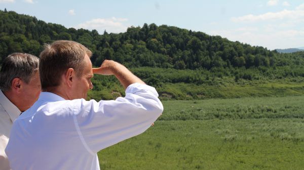 Premier ogląda zbiornik retencyjny w Świnnej Porębie