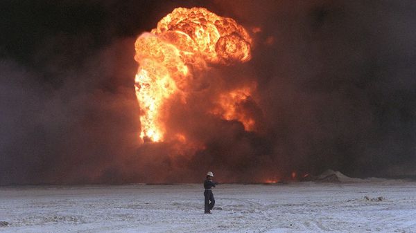 Płonący szyb naftowy w Kuwejcie, podpalony przez irackie wojska, 1991 r.