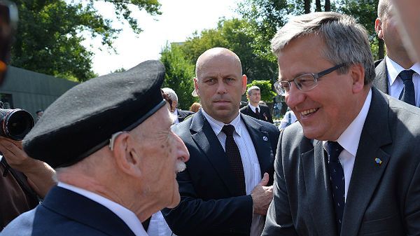 Prezydent Komorowski rozmawia z jednym z powstańców warszawskich