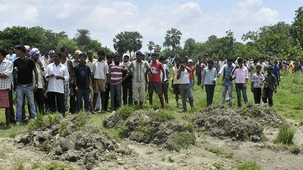 Indie, Gandaman - zbiorowy pogrzeb dzieci, które zatruły się śmiertelnie posiłkiem w szkolnej stołówce