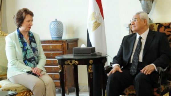 Catherine Ashton (L) i Adli Mansur (P)