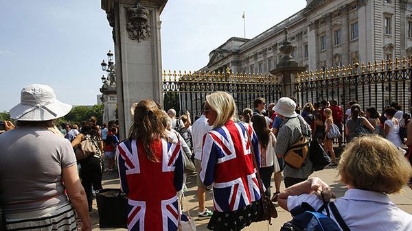 Tłum przed Pałacem Buckingham oczekuje na informacje o dziecku