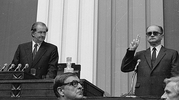 Wojciech Jaruzelski składa przed Zgromadzeniem Narodowym ślubowanie. Z lewej marszałek sejmu Mikołaj Kozakiewicz.