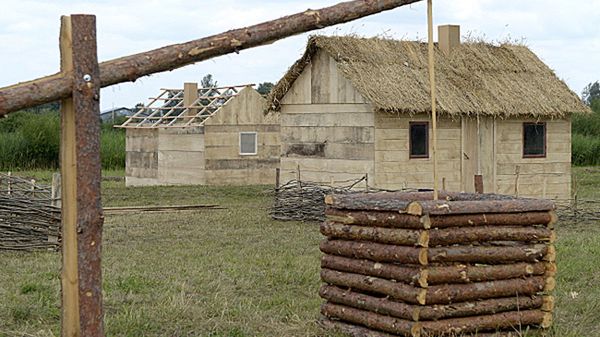 Domy z drewna zbudowane na potrzeby inscenizacji.