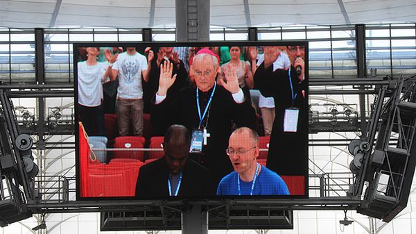 Na telebimie ojciec John Bashobora - z lewej strony i abp Henryk Hoser (w środku)