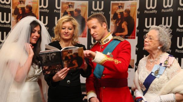 Alison Jackson (druga od lewej) w towarzystwie sobowtórów Kate, Williama i Elżbiety II