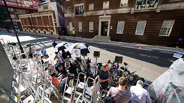 Dziennikarze koczują przed szpitalem, w którym ma urodzić księżna.