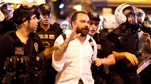 Policja prowadzi zatrzymania po starciach w Istambule