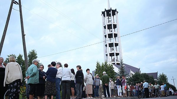 Parafianie przed kościołem w Jasienicy