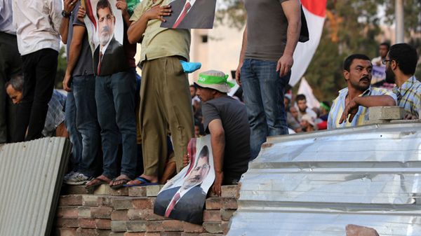 Protest pod siedzibą Gwardii Republikańskiej. Portrety przedstawiają obalonego prezydenta