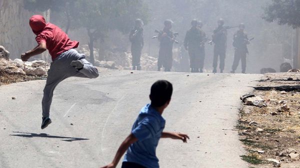 Palestyńczycy rzucają kamieniami w izraelskich żołnierzy