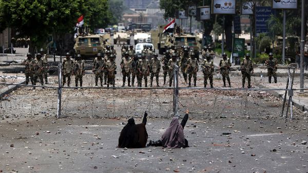 Zwolenniczki obalonego prezydenta przed zaporą na drodze do koszar Gwardii Republikańskiej