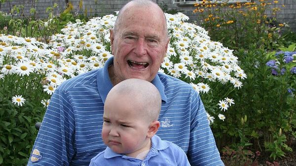 George Bush senior zgolił włosy w akcie solidarności z chorym na białaczkę chłopcem