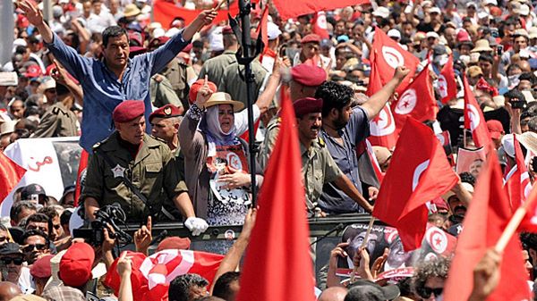 Tłum na pogrzebie polityka Mohameda Brahmiego