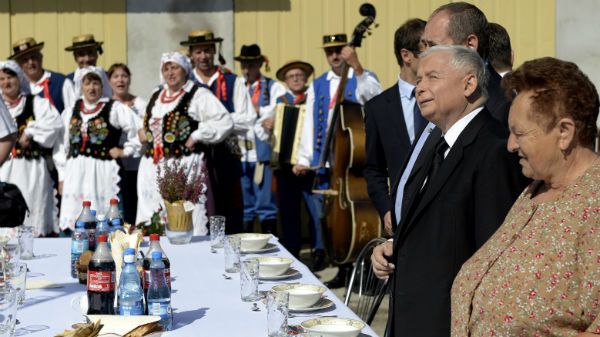 Prezes Prawa i Sprawiedliwości w gospodarstwie państwa Świętoniów w Paszczynie