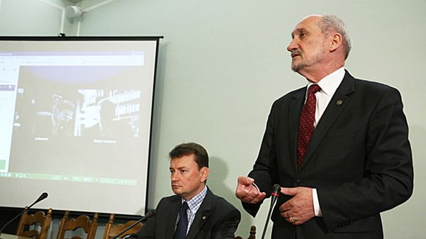 Poseł PiS Antoni Macierewicz i polityk PiS Mariusz Błaszczak