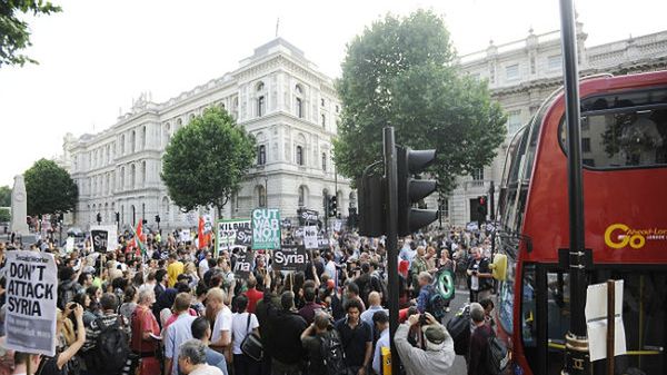 Protestujący, na ulicach Londynu, przeciwko wojnie z Syrią