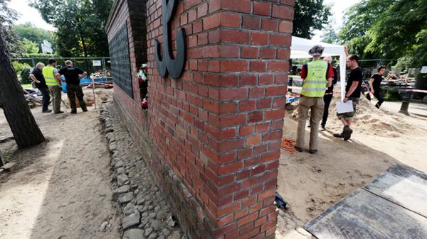 Ekshumacje ofiar terroru komunistycznego na tzw. Łączce na stołecznych Powązkach Wojskowych