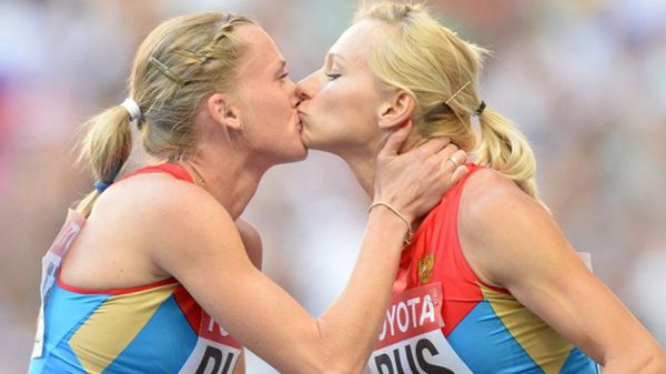 Ksenija Ryżowa i Tatiana Firowa na podium