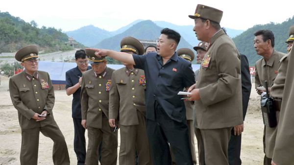 Kim Dzong Un w towarzystwie północnokoreańskich wojskowych