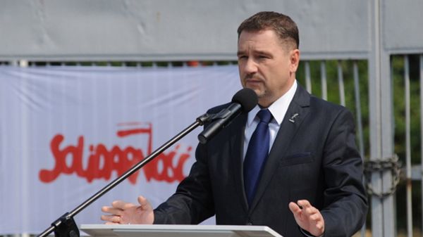 Przewodniczący NSZZ "Solidarność" Piotr Duda przemawia podczas uroczystości z okazji 33. rocznicy podpisania Porozumień Sierpniowych przed bramą główną Stoczni Szczecińskiej