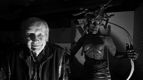Ray Harryhausen z modelem Meduzy z filmu "Zmierzch tytanów"