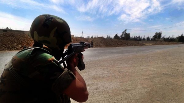 Syryjski żołnierz w pobliżu miejscowości Otaiba