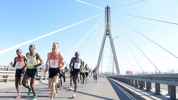 Uczestnicy Orlen Warsaw Marathon na Moście Świętokrzyskim