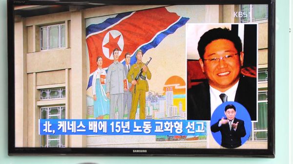 Mieszkańcy Seulu oglądają informacje o skazaniu Amerykanina w sąsiedniej Korei Płn.