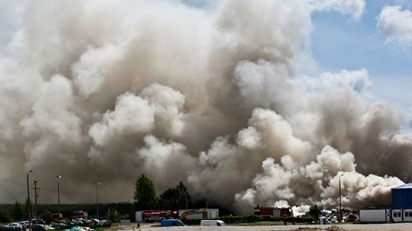 Pożar odpadów wielkogabarytowych i magazynu segregacji tworzyw sztucznych na wysypisku śmieci w Chruściku