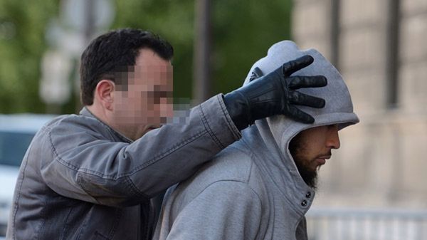 Francuska policja zatrzymała napastnika (z prawej)