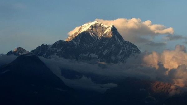 Zejście z nepalskiego szczytu utrudniała zła pogoda