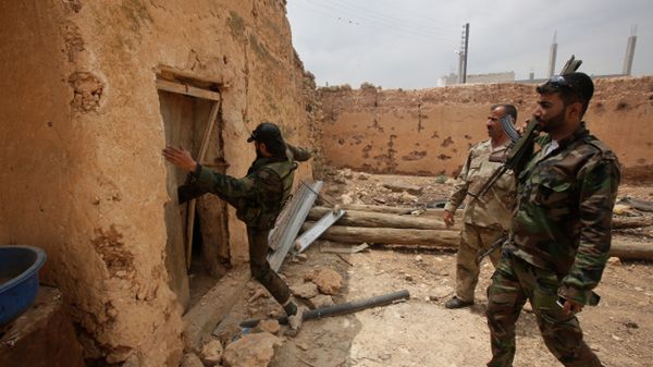 Syryjscy żołnierze w wiosce niedaleko Al-Kusajr