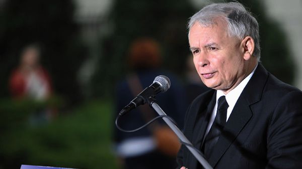 Jarosław Kaczyński przemawia przed Stocznią Szczecińską